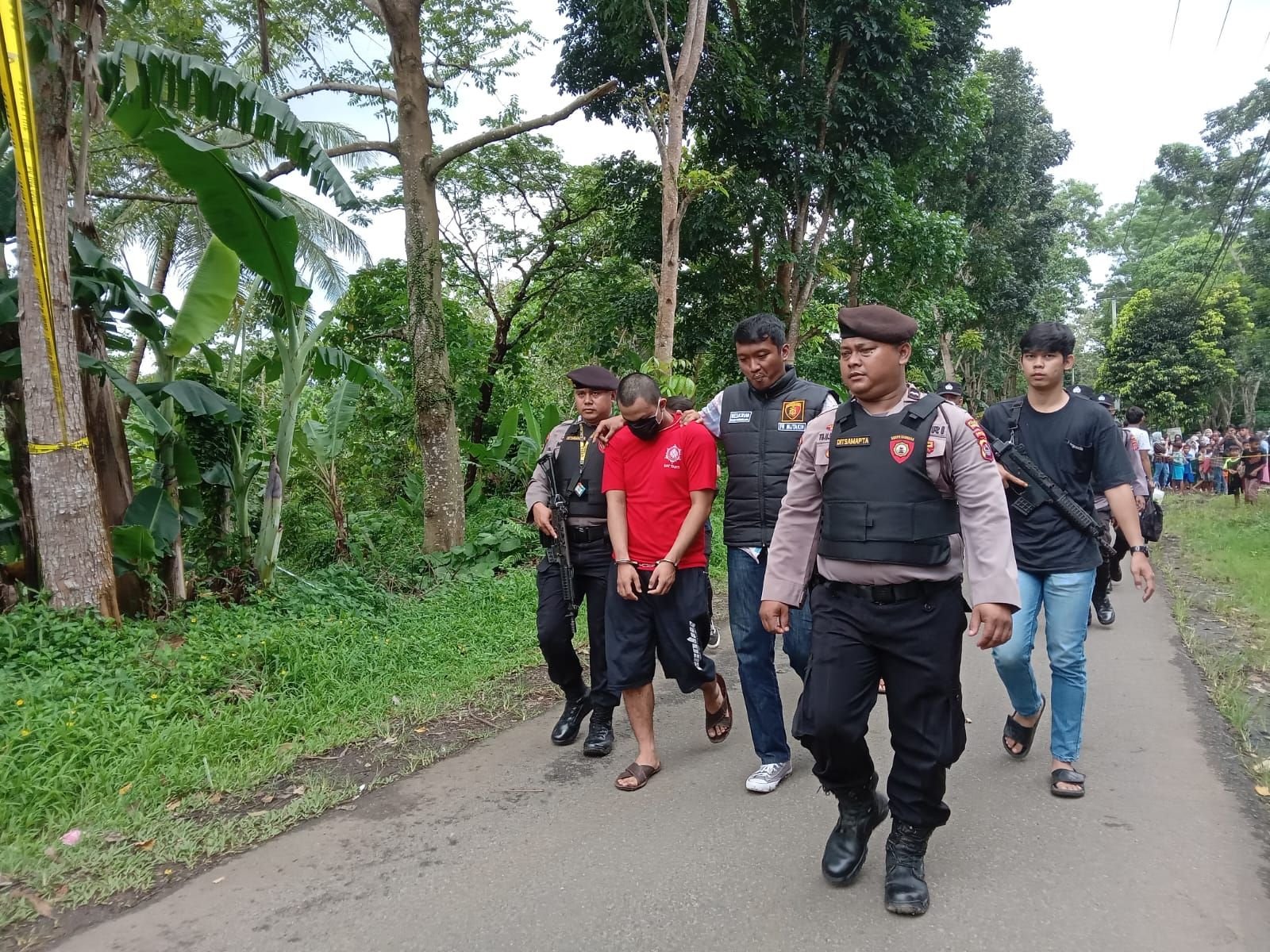 Pelaku Pembunuhan Mahasiwi Cantik di Pandeglang Naiki Mobil Lapis Baja saat Gelar Rekonstruksi Dikawal Polisi 1 Pelaku Pembunuhan Mahasiwi Cantik di Pandeglang Naiki Mobil Lapis Baja saat Gelar Rekonstruksi Dikawal Polisi