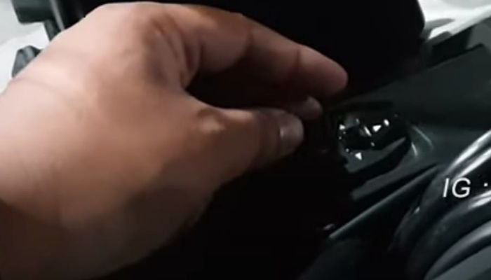 Cara Menghilangkan Tulisan Oil Change pada Motor Honda ADV 160 yang Kedip-kedip 2 Cara Menghilangkan Tulisan Oil Change pada Motor Honda ADV 160 yang Kedip-kedip