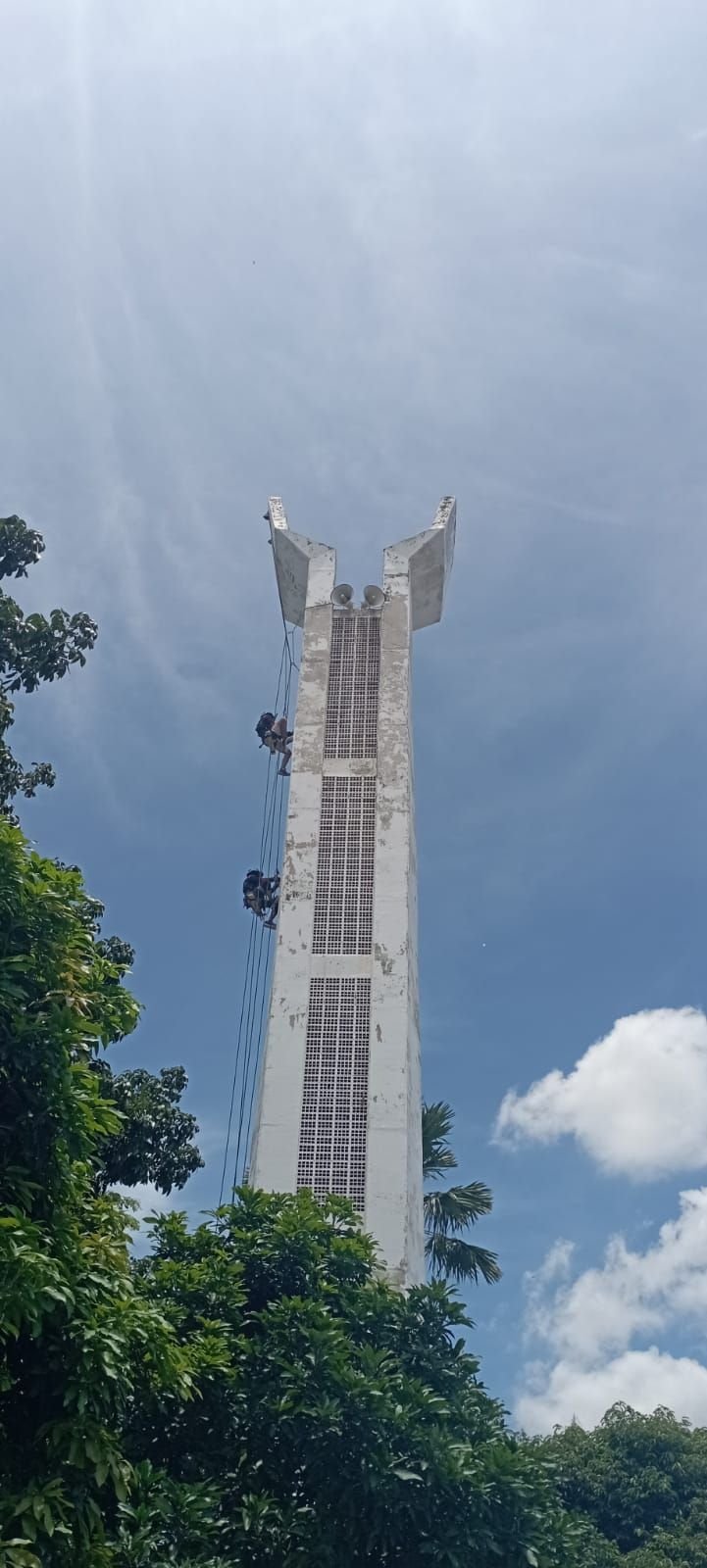 FTPI Kota Cilegon Bantu Pemeliharaan Menara Masjid di Cilegon Agar Bersih