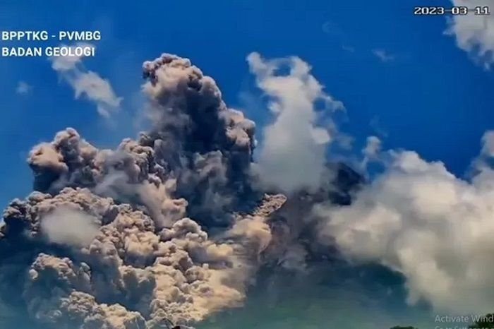 Update Awan Panas Gunung Merapi, Puncak Masih Keluarkan Api dengan Status Siaga