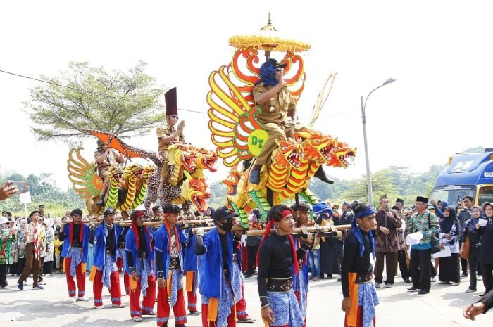 Ribuan Warga Serbu Pawai Ta'aruf MTQ-40 Kabupaten Lebak, Antusiasme Pasca Pandemi 1 Ribuan Warga Serbu Pawai Ta'aruf MTQ-40 Kabupaten Lebak, Antusiasme Pasca Pandemi
