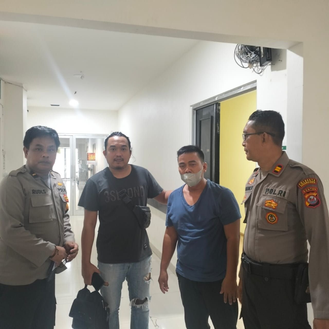 Diduga Meninggal Usai Kena Suntik Mati, Kades Curuggoong Salamunasir Baru Menjabat 1 Tahun 2 Diduga Meninggal Usai Kena Suntik Mati, Kades Curuggoong Salamunasir Baru Menjabat 1 Tahun