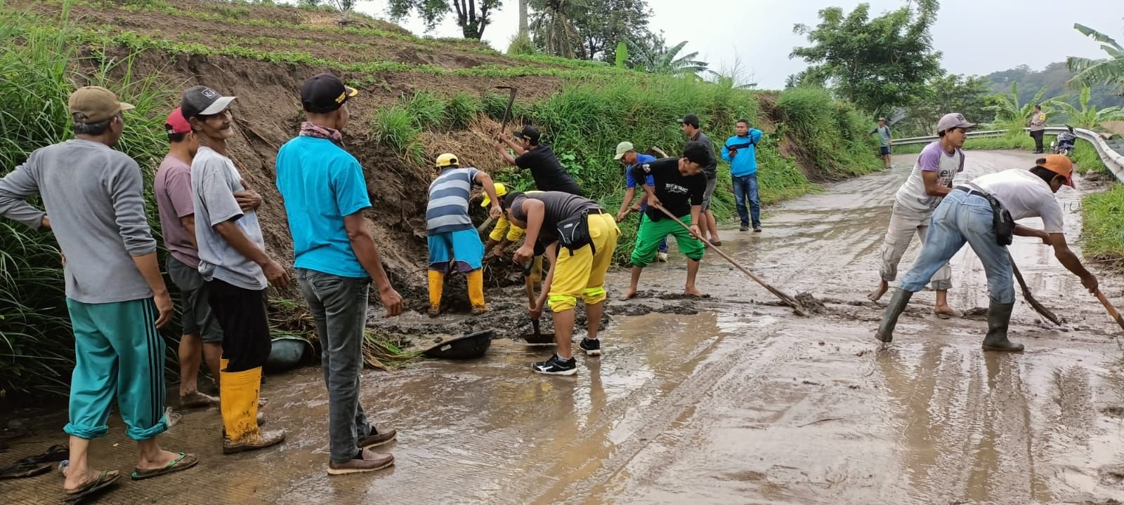 Jalan Bagendung Raya Kota Cilegon Tertutup Longsor, Akses Truk Sampah ke TPSA Bagendung Terganggu