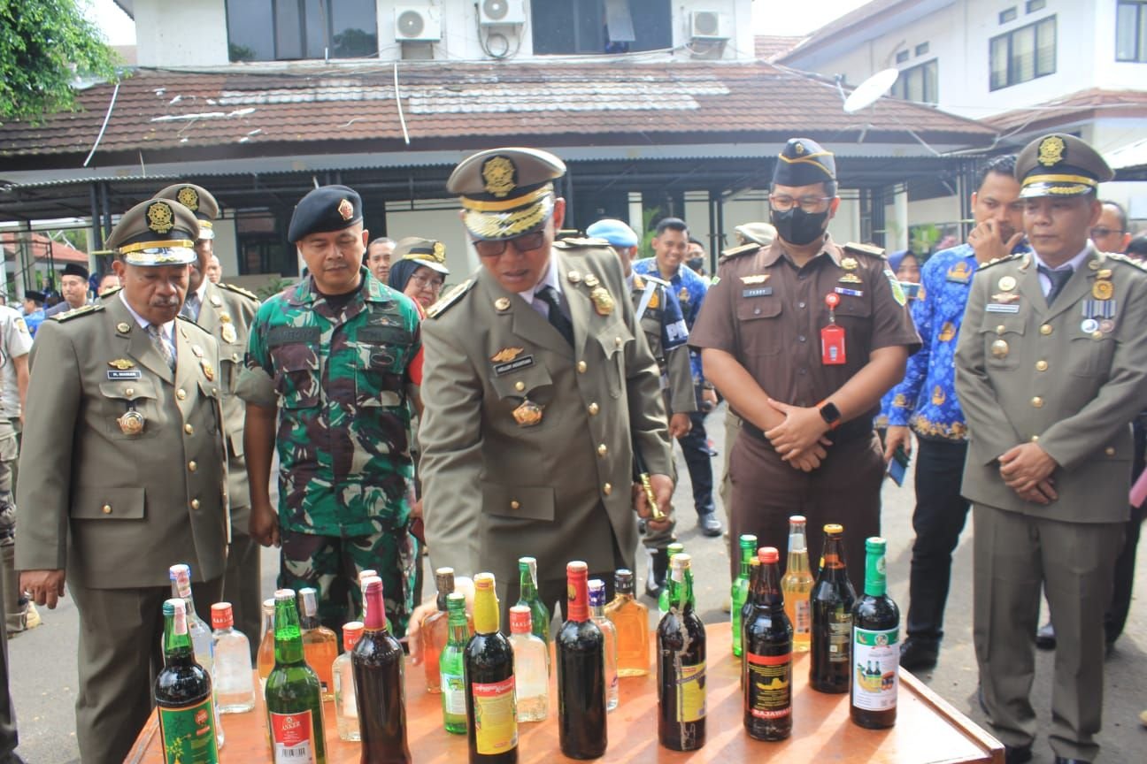 1.557 Botol Minuman Keras Dimusnahkan Walikota Cilegon, Satpol PP Diminta Hindari Benturan dengan Masyarakat
