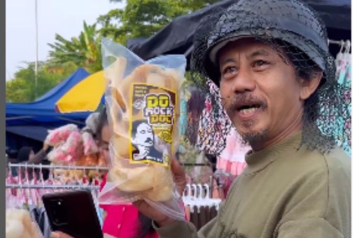 Tak Lagi Main di Preman Pensiun 8, Kang Mus Kini Adu Nasib Jualan Kerupuk Kulit di Flyover Andara 5 Tak Lagi Main di Preman Pensiun 8, Kang Mus Kini Adu Nasib Jualan Kerupuk Kulit di Flyover Andara