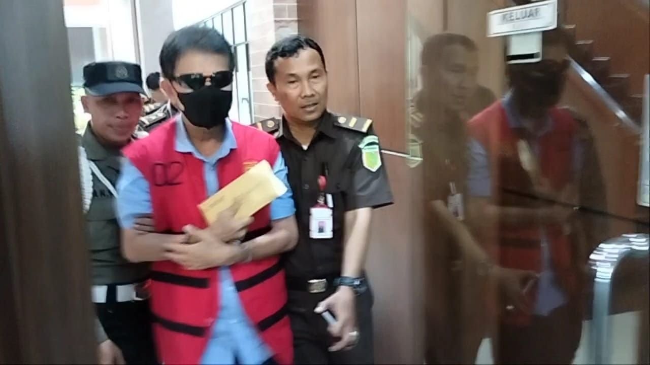 Jilid 2, Kejati Tahan Mantan Pejabat Bank Banten Atas Kasus Korupsi Sebesar Rp61 miliar 4 Jilid 2, Kejati Tahan Mantan Pejabat Bank Banten Atas Kasus Korupsi Sebesar Rp61 miliar