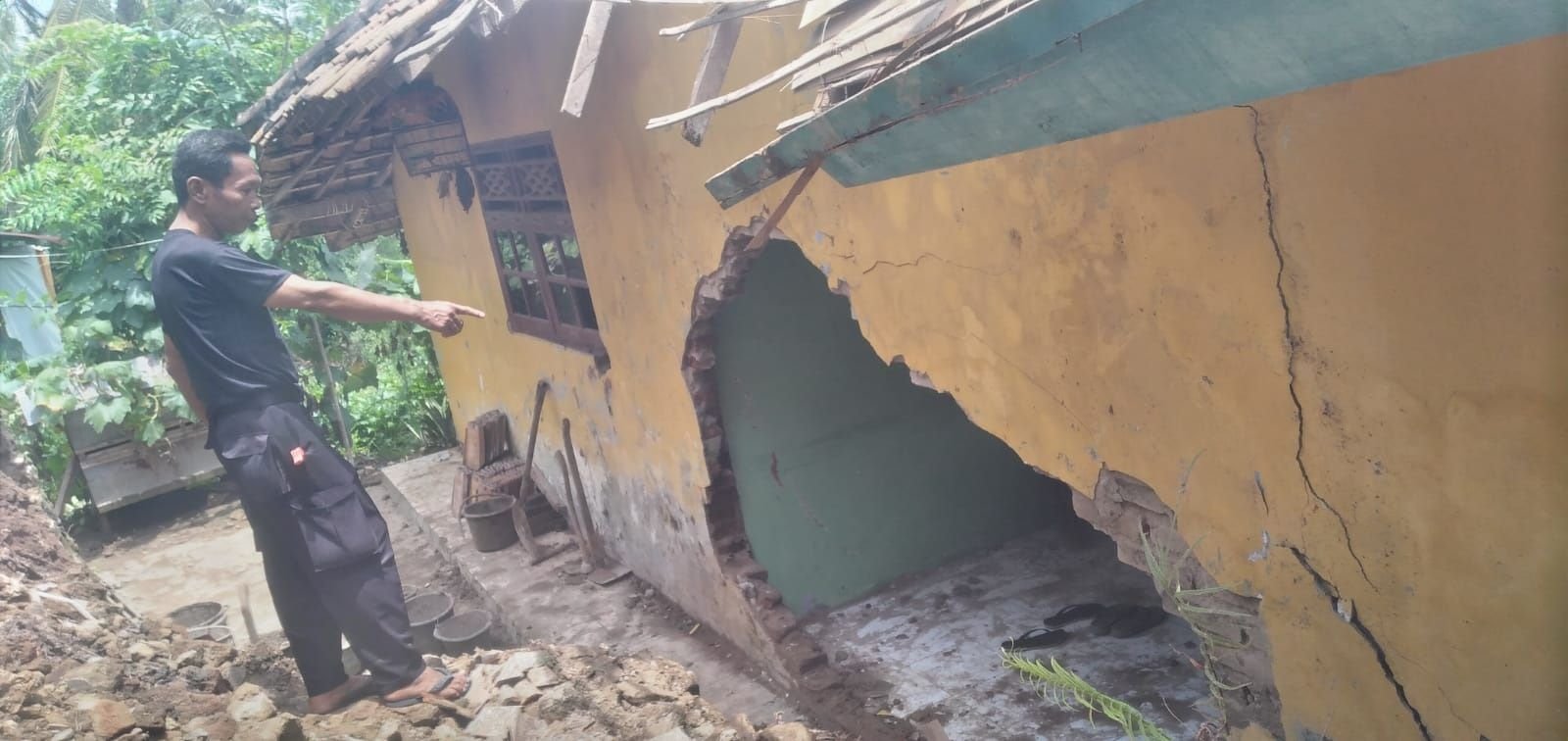 Terdampak Longsor, Rumah Warga Anyer Nyaris Ambruk