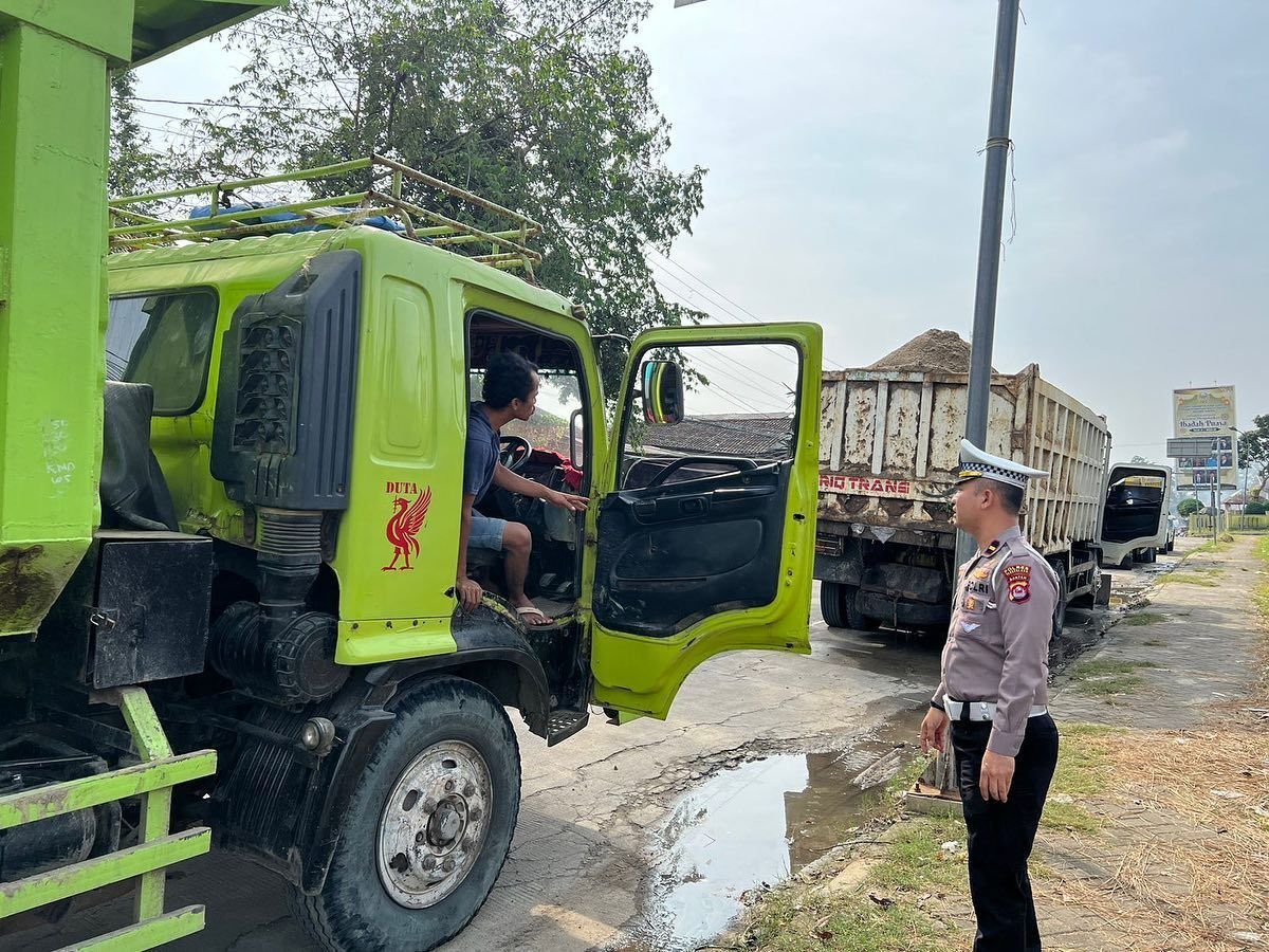 Cegah Kecelakaan Lalulintas di Jalan Raya, Polisi Tindak Truk Pengangkut Pasir di Pandeglang 2 Cegah Kecelakaan Lalulintas di Jalan Raya, Polisi Tindak Truk Pengangkut Pasir di Pandeglang