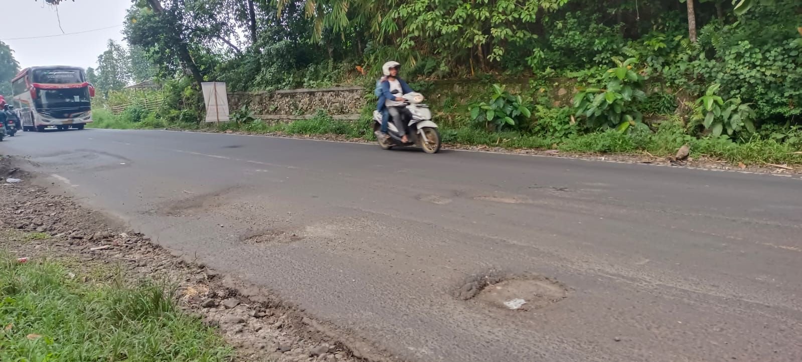 Ratusan Lubang Rusak Hadang Pemudik di Jalur Mudik di Banten