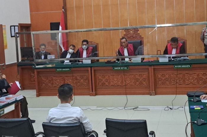 Barang Bukti Sabu Diganti Tawas, Mantan Kapolres Bukit Tinggi Dituntut 20 Tahun Penjara 6 Barang Bukti Sabu Diganti Tawas, Mantan Kapolres Bukit Tinggi Dituntut 20 Tahun Penjara