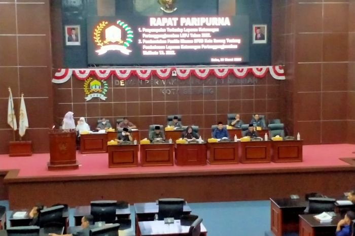 Tak Kebagian Dokumen LKPJ Walikota, Anggota DPRD Kota Serang Protes hingga Layangkan Interupsi: SAYAAAA.......