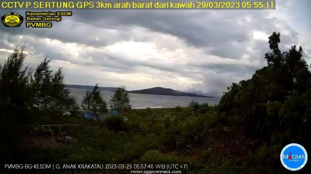 Dini Hari Gunung Anak Krakatau Meletus Dua Kali, Api Menyala dengan Ketinggian 200 Meter 2 Dini Hari Gunung Anak Krakatau Meletus Dua Kali, Api Menyala dengan Ketinggian 200 Meter