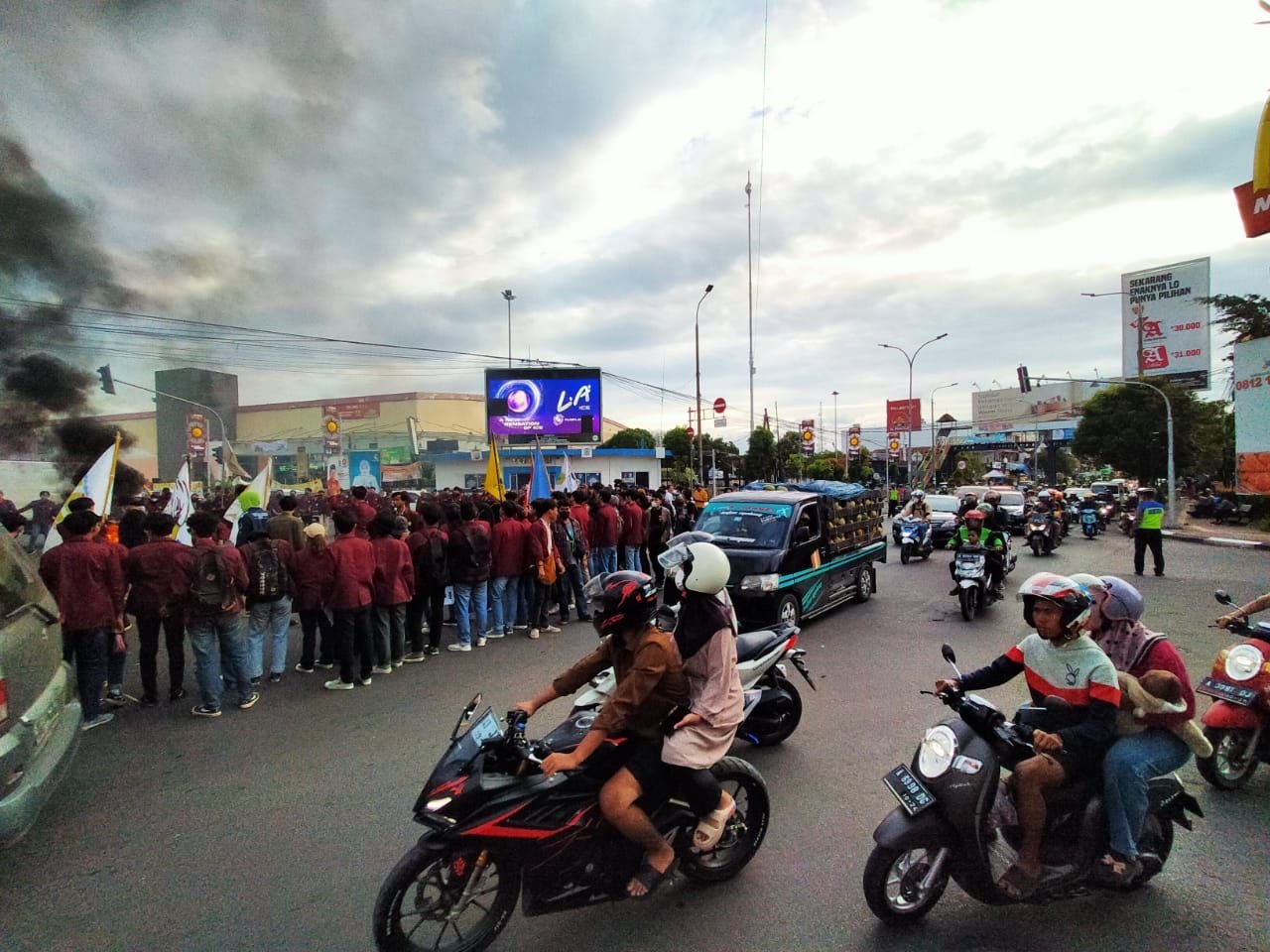 KBM Untirta Unras, Perempat Lampu Merah Ciceri Kota Serang Macet Satu Jam Lebih