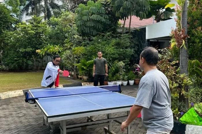 Mahfud MD Bermain Tenis Meja, Suguhan Santai di Tengah Sibuknya Kampanye Pilpres 2024 4 Mahfud MD Bermain Tenis Meja, Suguhan Santai di Tengah Sibuknya Kampanye Pilpres 2024