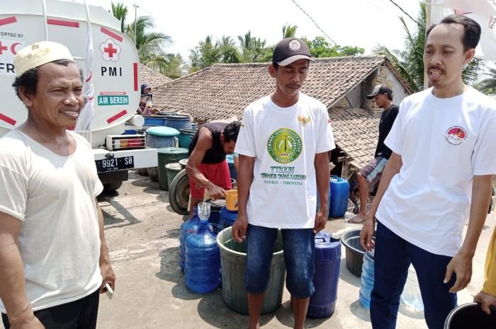 Kekeringan Masih Berlanjut, Forum Komunikasi Asosiasi Provinsi Banten Salurkan 8.000 Liter Air Bersih 8 Kekeringan Masih Berlanjut, Forum Komunikasi Asosiasi Provinsi Banten Salurkan 8.000 Liter Air Bersih