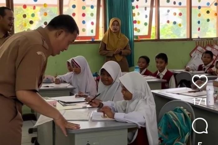 Momen Kikuk di SDN 2 Ciwedus, Ditanya Guru Siapa Sanuji Pentamarta, Para Siswa Malah Kebingungan 