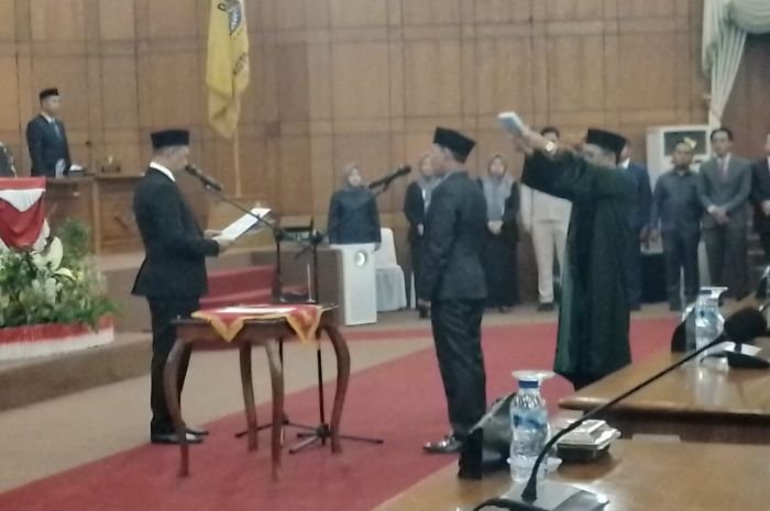 Dilantik Anggota DPRD Cilegon, Nanang Kurniawan Klaim Akan Perjuangkan Masalah Rutilahu 4 Dilantik Anggota DPRD Cilegon, Nanang Kurniawan Klaim Akan Perjuangkan Masalah Rutilahu