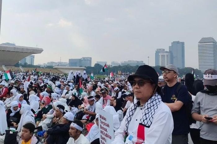 Bacagub Banten 2024 Gembong R Sumedi Menyatu dengan Jutaan Warga Indonesia saat Aksi Bela Palestina di Monas 7 Bacagub Banten 2024 Gembong R Sumedi Menyatu dengan Jutaan Warga Indonesia saat Aksi Bela Palestina di Monas