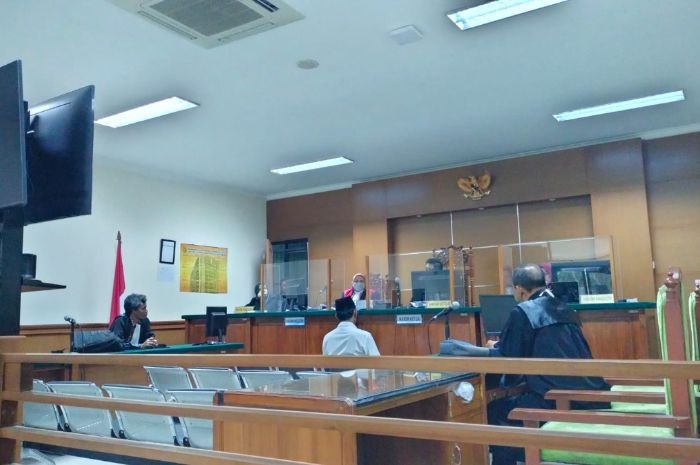 Dipakai Pesta Hiburan Malam, Hakim Minta 5 Staf Desa Lontar Kembalikan Uang Korupsi 9 Dipakai Pesta Hiburan Malam, Hakim Minta 5 Staf Desa Lontar Kembalikan Uang Korupsi