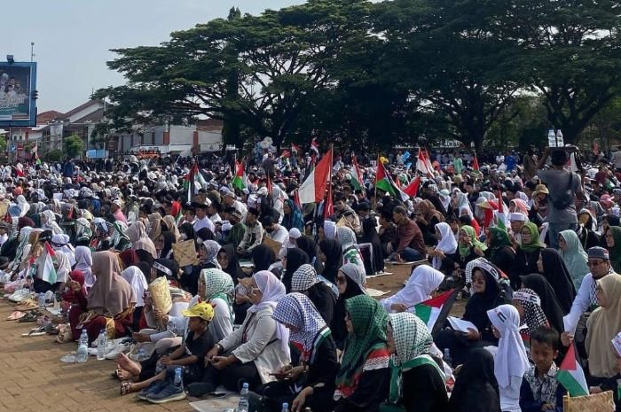 Save Palestina, Ribuan Warga Lebak Kompak Terus Lantunkan Salawat di Alun-alun Rangkasbitung 8 Save Palestina, Ribuan Warga Lebak Kompak Terus Lantunkan Salawat di Alun-alun Rangkasbitung