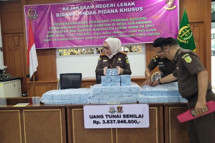 Adik Haerul Jaman Serahkan Uang Pengganti Kasus Korupsi Rp3,8 M, Lihat Penampakan Uang Gepokannya 2 Adik Haerul Jaman Serahkan Uang Pengganti Kasus Korupsi Rp3,8 M, Lihat Penampakan Uang Gepokannya