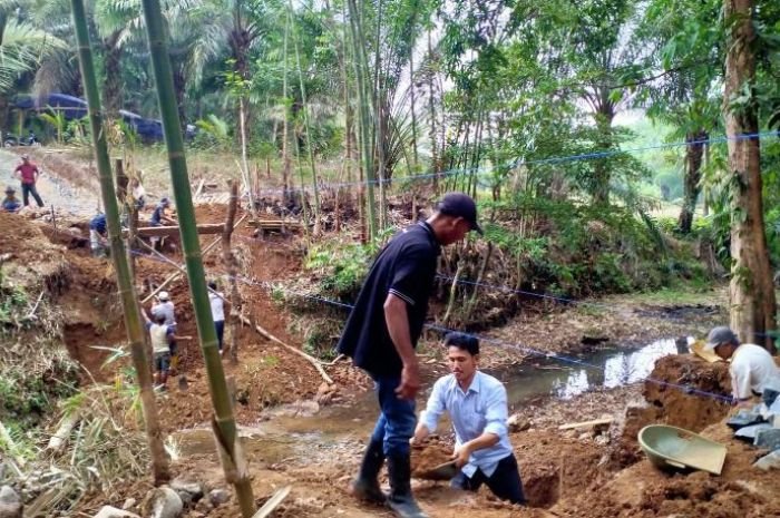Bermodalkan Gotong Royong, Kumala Bangun Jembatan Penghubung 2 Desa di Malingping 10 Bermodalkan Gotong Royong, Kumala Bangun Jembatan Penghubung 2 Desa di Malingping