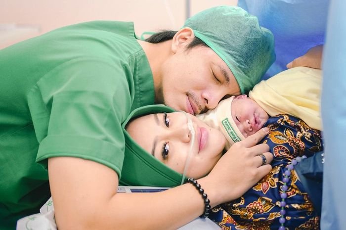 Warganet Sebut Wajah Azzura Mirip Dengan Aurel Hermansyah Waktu Bayi, Benar Enggak Ya? 1 Warganet Sebut Wajah Azzura Mirip Dengan Aurel Hermansyah Waktu Bayi, Benar Enggak Ya?
