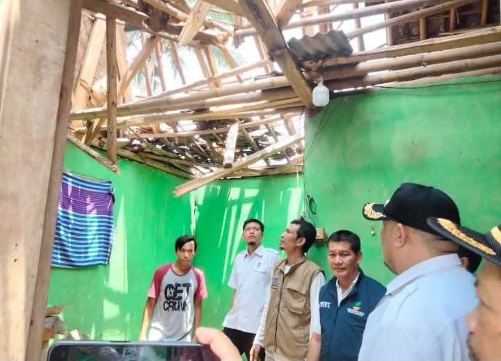 Belum Ada Kepastian Bantuan, Rumah Rusak Terdampak Cuaca Ekstrem di Pandeglang Hanya Diverifikasi 1 Belum Ada Kepastian Bantuan, Rumah Rusak Terdampak Cuaca Ekstrem di Pandeglang Hanya Diverifikasi