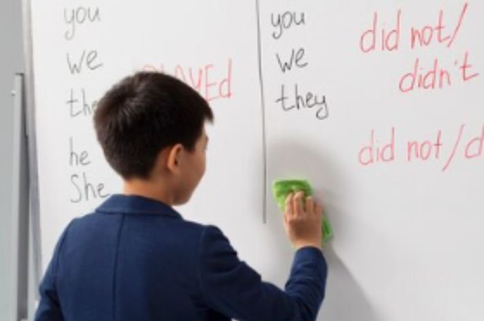 Menjelajahi Pembelajaran Bahasa Inggris yang Menyenangkan dengan Jam Raksasa untuk Pembelajar Kinestetik