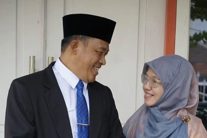 Wakil Walikota Cilegon Sanuji Pentamarta Lihai Pelesetkan Lagu untuk Gombal, 1 dari 1.000 Cara Bikin Istri Jadi Salting 1 Wakil Walikota Cilegon Sanuji Pentamarta Lihai Pelesetkan Lagu untuk Gombal, 1 dari 1.000 Cara Bikin Istri Jadi Salting