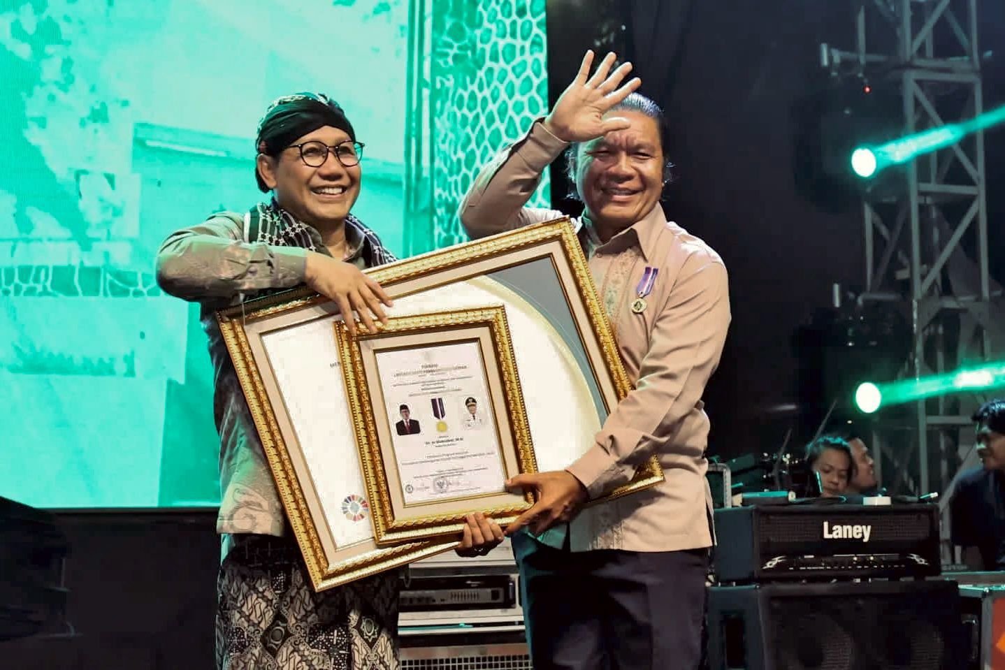 PJ Gubernur Banten Al Muktabar Janji Entaskan Kebodohan dan Kemiskinan Usai Terima Penghargaan Lencana Bhakti Pembangunan Daerah