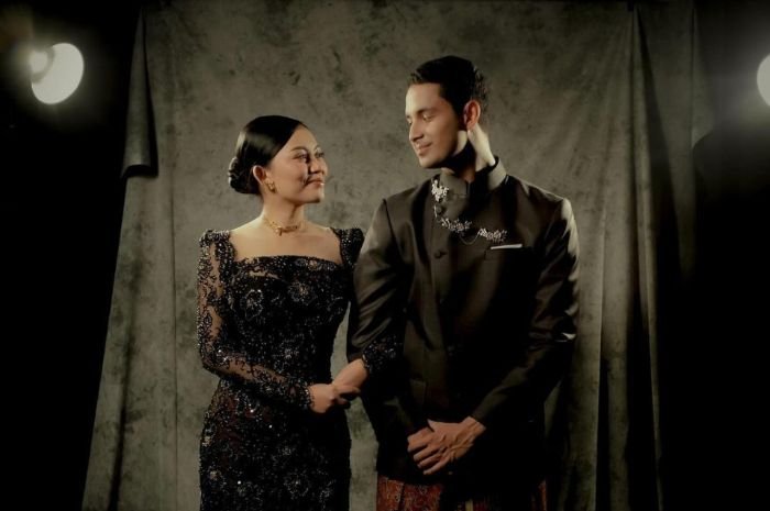 Rachel Vennya dan Salim Nauderer Pamer Foto Bareng Berpakaian Adat Jawa, Lula Lahfah: Lancar Sampai Hari H Ya! 2 Rachel Vennya dan Salim Nauderer Pamer Foto Bareng Berpakaian Adat Jawa, Lula Lahfah: Lancar Sampai Hari H Ya!