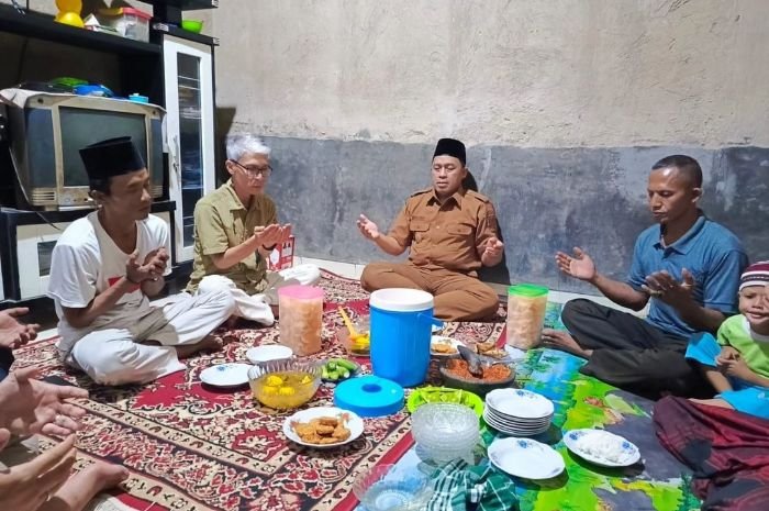 Kebiasaan Unik Wakil Walikota Cilegon Sanuji Pentamarta, Sempatkan Ikut Makan Di Rumah Warga Saat Bertugas