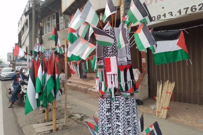 Pedagang Bendera Palestina Marak di Jalan Protokol Kota Cilegon, Sehari Cuan Rp 1 Juta 9 Pedagang Bendera Palestina Marak di Jalan Protokol Kota Cilegon, Sehari Cuan Rp 1 Juta