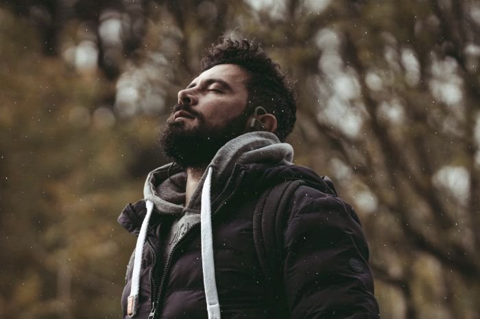 5 Rekomendasi Jaket Keren yang Sangat cocok Digunakan Saat Musim Hujan, Fungsional namun Tetap Punya Gaya Menarik 3 5 Rekomendasi Jaket Keren yang Sangat cocok Digunakan Saat Musim Hujan, Fungsional namun Tetap Punya Gaya Menarik