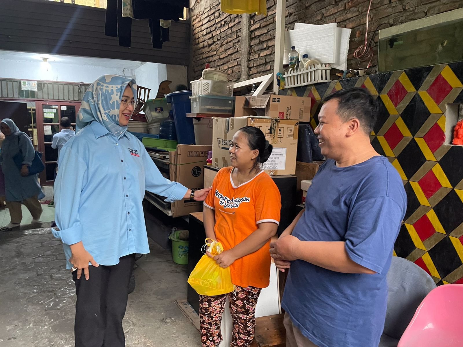 Hari Pertama Kampanye, Airin Rachmi Diany dan Andra Soni Kompak Bagi-Bagi Susu dan Makan Siang Gratis 10 Hari Pertama Kampanye, Airin Rachmi Diany dan Andra Soni Kompak Bagi-Bagi Susu dan Makan Siang Gratis