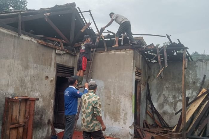 Puting Beliung Hantam Dua Rumah Warga Pandeglang 1 Puting Beliung Hantam Dua Rumah Warga Pandeglang