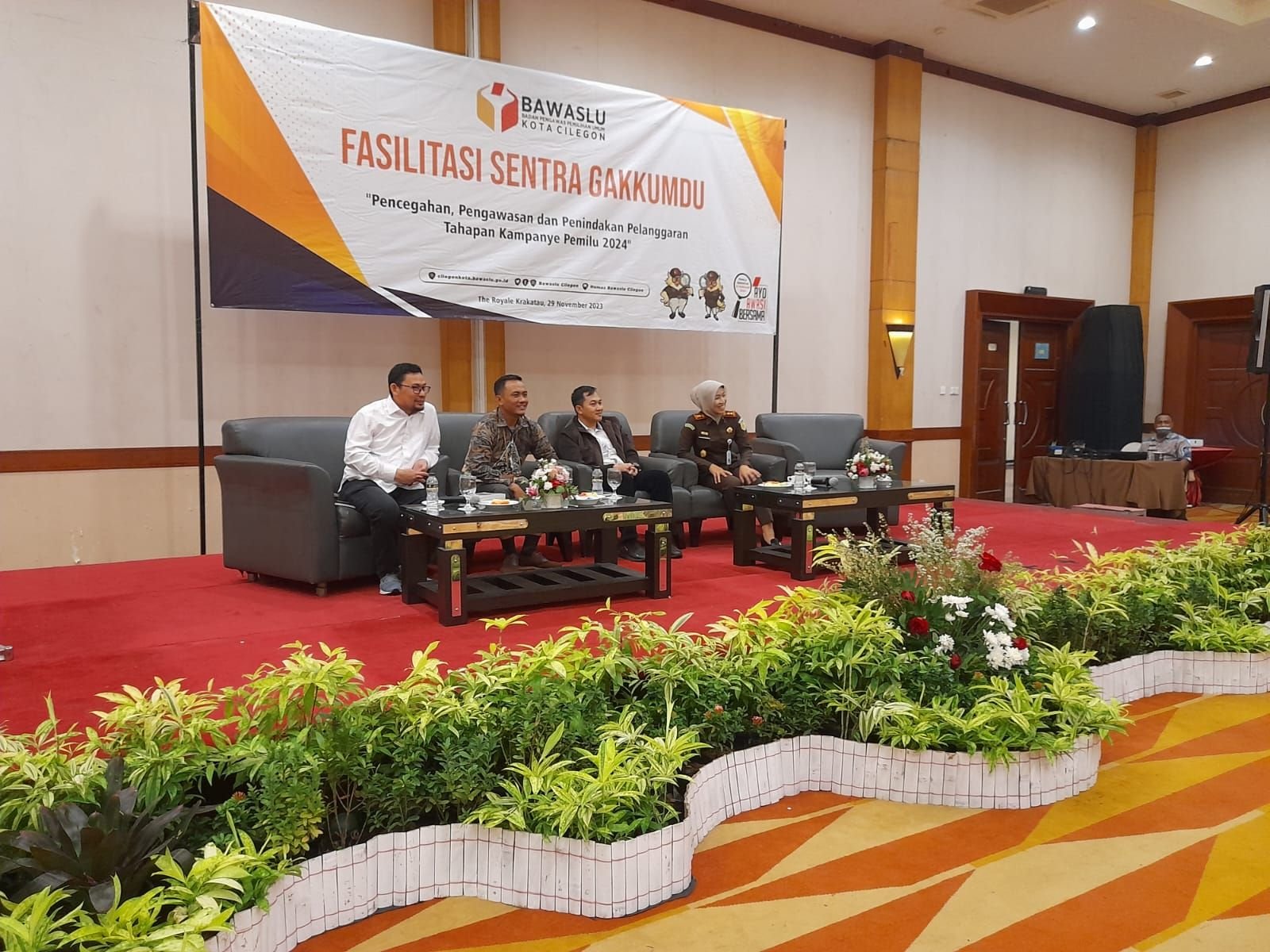 Riungan Caleg dan Tim Sukses Selipkan Amplop, Siap-siap Diborgol 3 Riungan Caleg dan Tim Sukses Selipkan Amplop, Siap-siap Diborgol