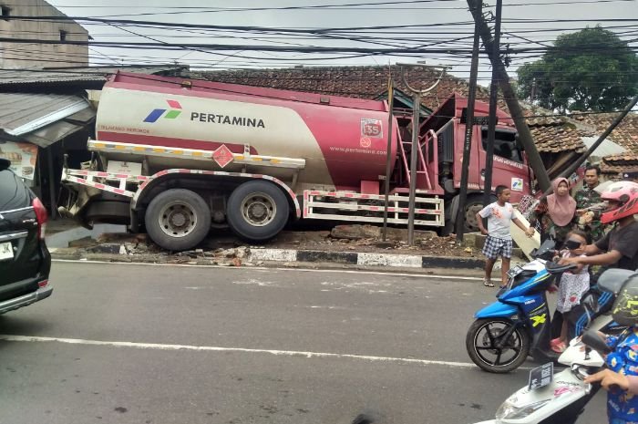 Truk Pengangkut BBM PT Pertamina Tabrak Halaman Rumah di Pandeglang, Ibu dan Anak Jadi Korban 1 Truk Pengangkut BBM PT Pertamina Tabrak Halaman Rumah di Pandeglang, Ibu dan Anak Jadi Korban