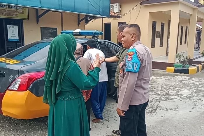 Kedapatan Hendak Curi Motor di Tengah Malam, ODGJ di Cikande Diamuk Massa 4 Kedapatan Hendak Curi Motor di Tengah Malam, ODGJ di Cikande Diamuk Massa