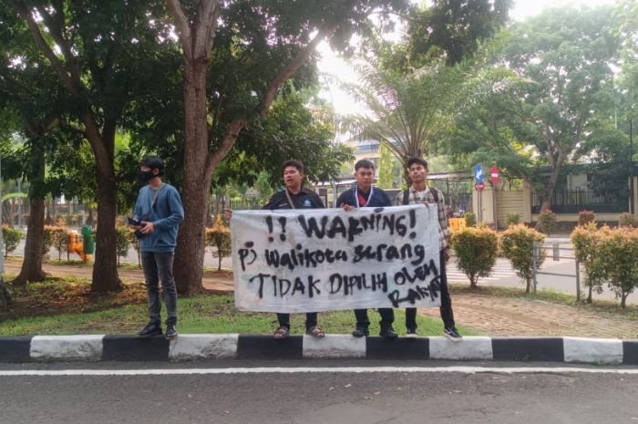 Resmi Dilantik, Mahasiswa Langsung Beri Pj Walikota Serang PR Benahi Pasar Induk Rau 1 Resmi Dilantik, Mahasiswa Langsung Beri Pj Walikota Serang PR Benahi Pasar Induk Rau