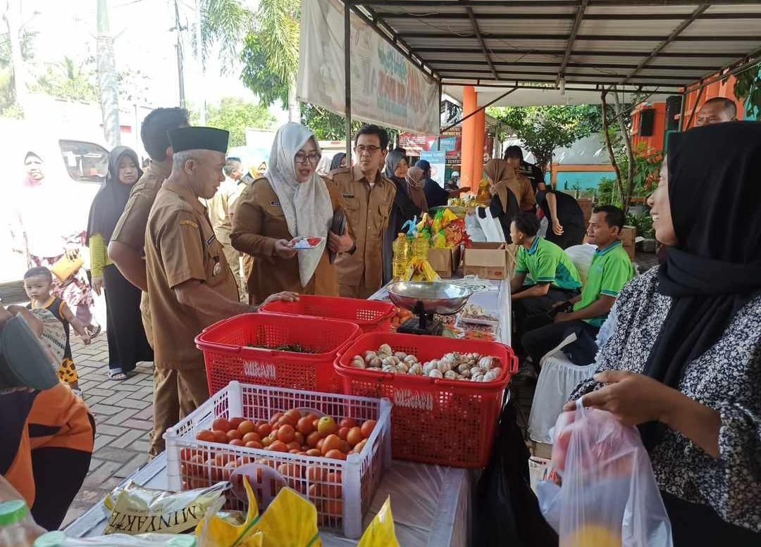 Kepala Disperindag Kota Cilegon Andriyanti Terjun Langsung Saat Operasi Pasar di Kelurahan Taman Baru