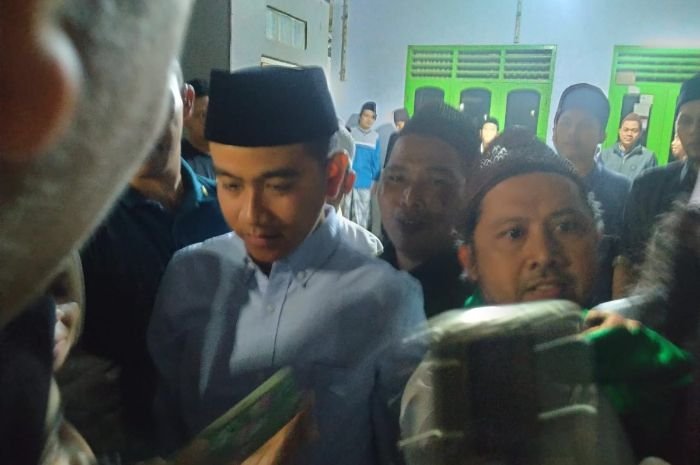 Malam-malam, Gibran Gelar Pertemuan Tertutup dengan Abuya Muhtadi Cidahu di Pandeglang