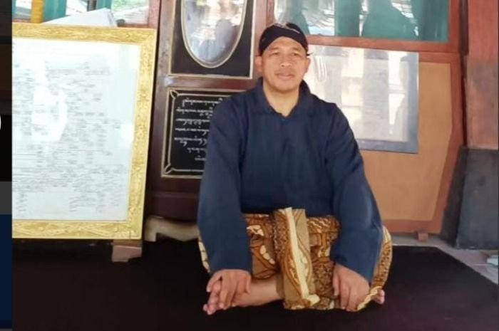 Ziarah ke Makam Raja-raja Jawa Islam, Begini Gagahnya Sanuji Pentamarta Saat Kenakan Pakaian Adat Ala Sultan