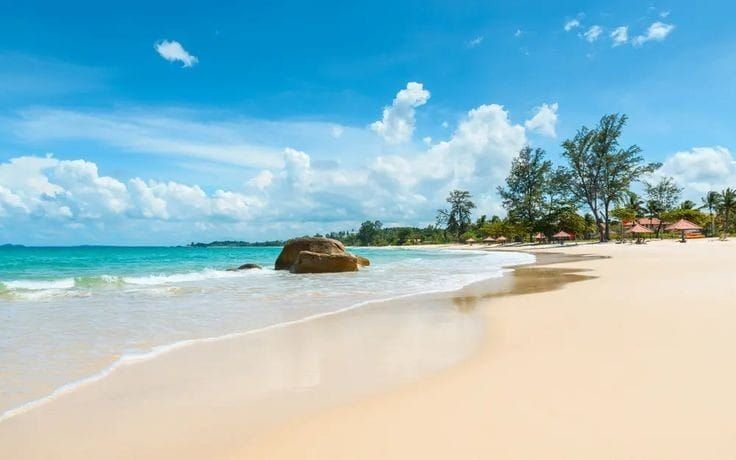 Tempat Wisata Pantai Hits di Anyer yang Bisa Kamu Kunjungi saat Libur Akhir Tahun Bareng Keluarga atau Pasangan