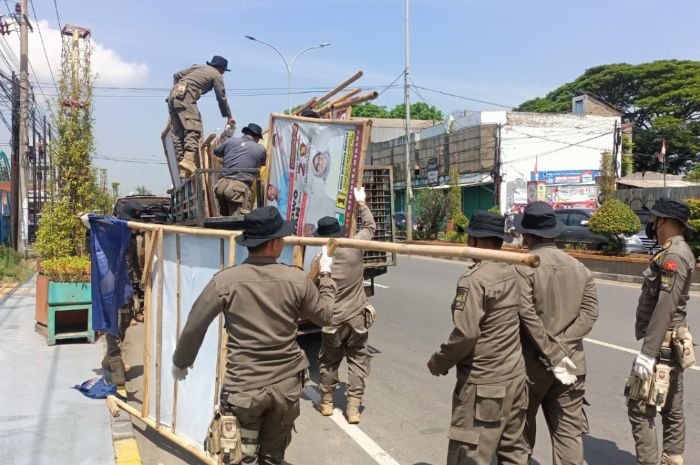 Masuk List Titik 'Haram', Bawaslu Banten Turunkan APK di Atas Pos Polisi di Kota Serang 1 Masuk List Titik 'Haram', Bawaslu Banten Turunkan APK di Atas Pos Polisi di Kota Serang