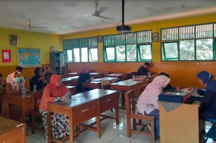 Bisa Diedit, Contoh Surat Undangan Pembagian Rapor TK, PAUD, SD, SMP hingga SMA Format Word, DOC dan PDF 2 Bisa Diedit, Contoh Surat Undangan Pembagian Rapor TK, PAUD, SD, SMP hingga SMA Format Word, DOC dan PDF