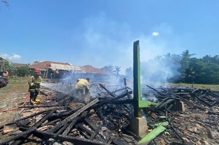 Ponpes Miftahul Ulum Terbakar, Api Berasal dari Kamar yang Ditempati Wisnu 1 Ponpes Miftahul Ulum Terbakar, Api Berasal dari Kamar yang Ditempati Wisnu