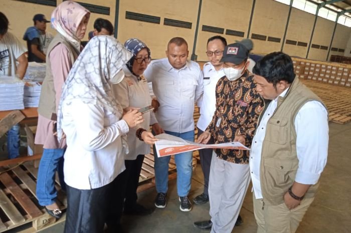 Temuan KPU Kabupaten Serang, Surat Suara Calon Anggota DPRD Provinsi Banten Bolong dan Terbelah 2 1 Temuan KPU Kabupaten Serang, Surat Suara Calon Anggota DPRD Provinsi Banten Bolong dan Terbelah 2