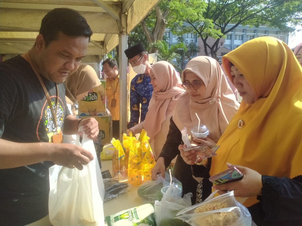 Operasi Pasar Sembako Murah Ludes Diborong ASN Pemkot Serang